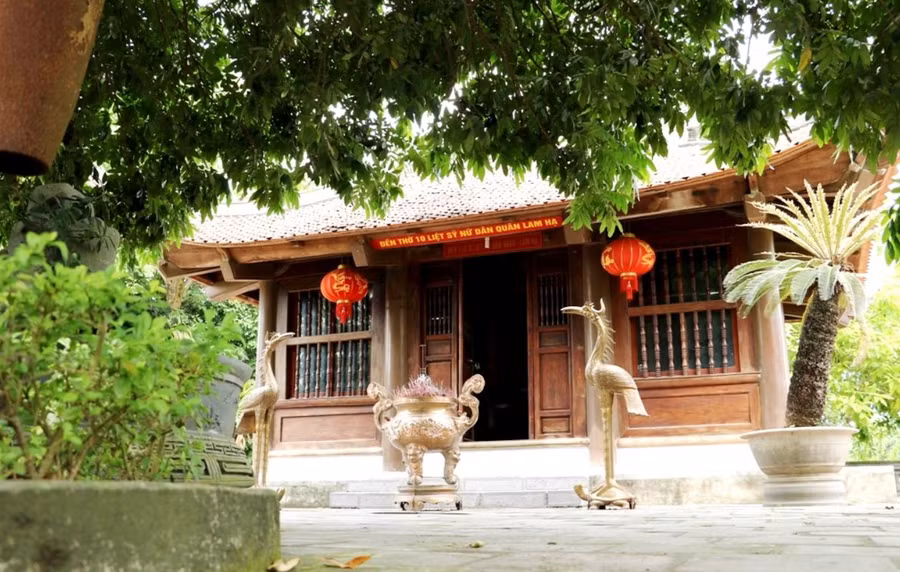 Đền tưởng niệm 10 cô gái dân quân Lam Hạ.