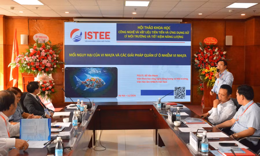 PGS.TS Đỗ Văn Mạnh, Viện trưởng Viện Khoa học công nghệ Năng lượng và Môi trường trình bày báo cáo các giải pháp quản lý ô nhiễm vi nhựa.