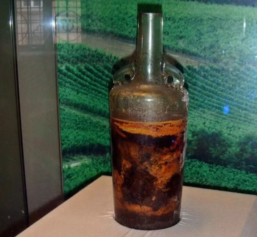 Chai rượu 1.700 năm được phát hiện ở Speyer, Đức.