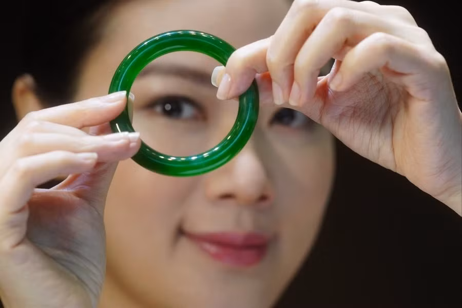 Ngọc bích là biểu tượng của sự trong sáng, liêm chính và bất tử.