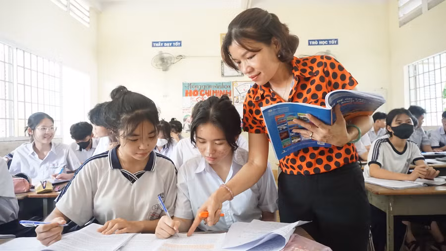 Cô trò Trường THCS Trần Quang Khải (Quận 12, TPHCM). Ảnh minh họa: INT