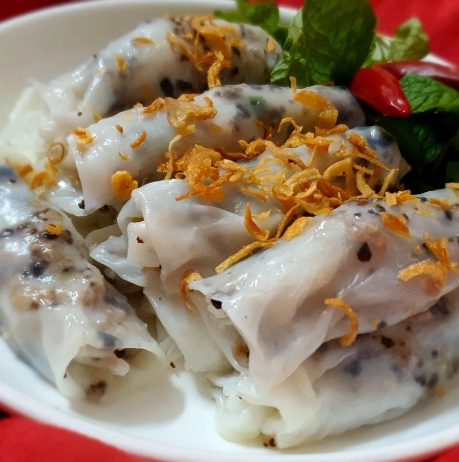 Bánh cuốn Thanh Trì có đặc trưng mỏng tang.