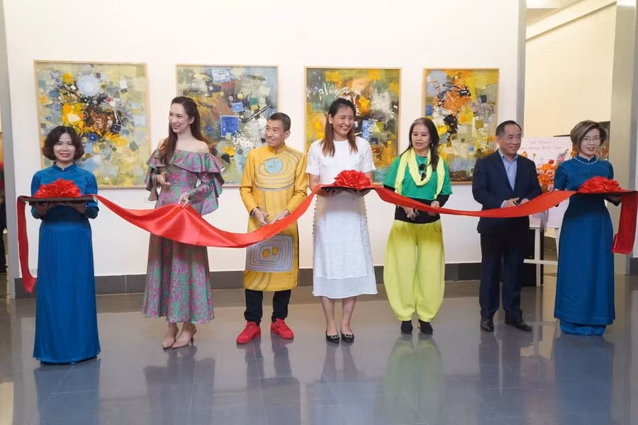 Các nghệ sĩ cắt băng khai mạc triển lãm 'Tết Tỵ'. 