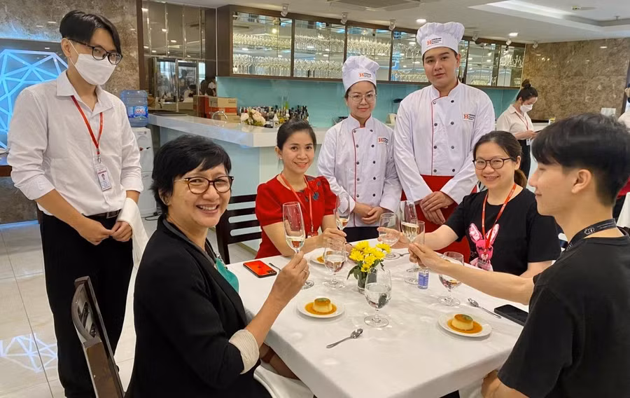 Dua cong nghe vao dao tao nganh khach san1.jpg