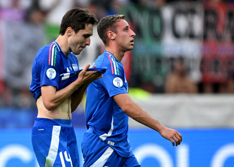 Đội tuyển Italy rời sân sau trận Thụy Sĩ 0-2 ở vòng 1/8 EURO 2024 tối 29/6. Ảnh: Reuters