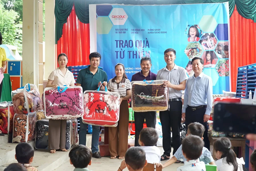 Báo GD&TĐ tặng quà cho học sinh Trường PTDT bán trú Tiểu học Lượng Minh, huyện Tương Dương (Nghệ An).