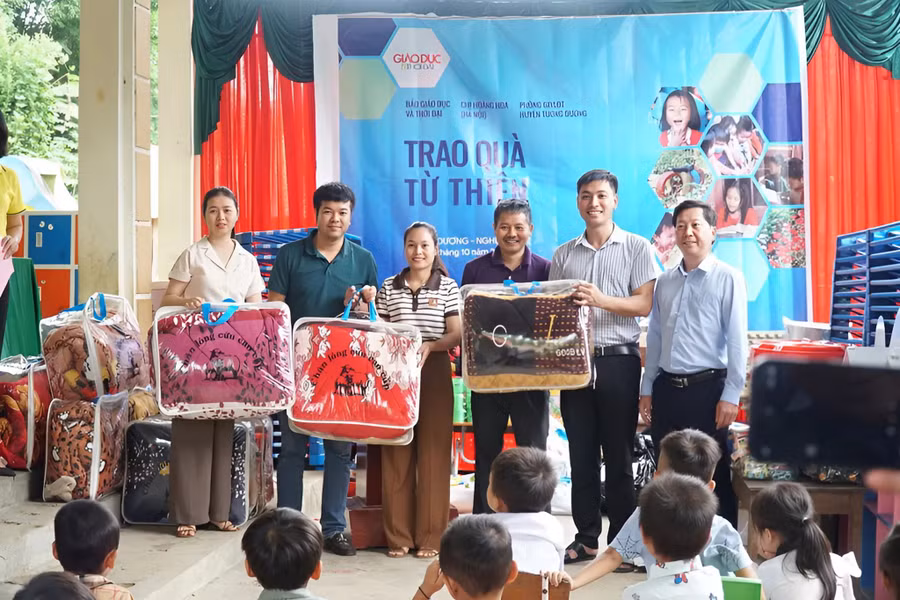 Báo GD&TĐ tặng quà cho học sinh Trường PTDT bán trú Tiểu học Lượng Minh, huyện Tương Dương (Nghệ An).