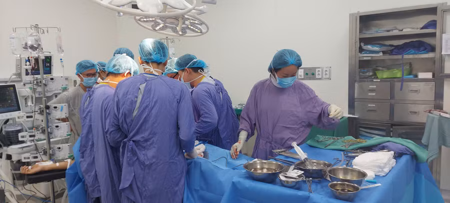 Người bệnh được truyền liên tục 7 đơn vị máu (tương đương với số máu đã mất). Ảnh: BVCC