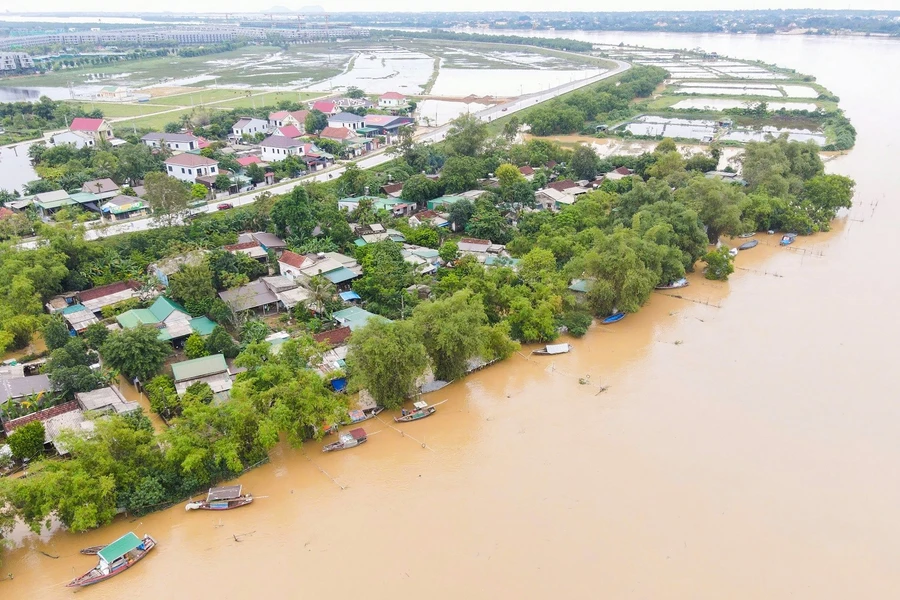 Cụm dân cư Hòa Lam (Hưng Hòa, TP Vinh) nằm bên mép sông Lam. Ảnh: Phạm Tâm