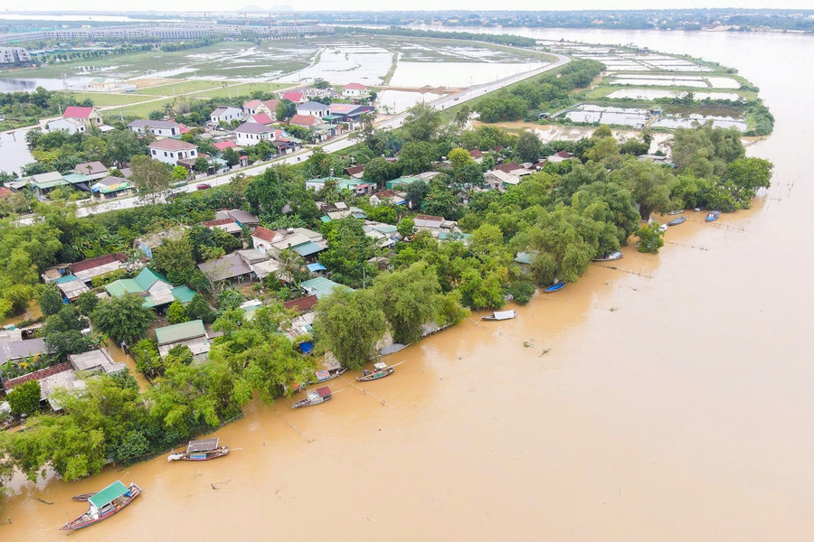 Cụm dân cư Hòa Lam (Hưng Hòa, TP Vinh) nằm bên mép sông Lam. Ảnh: Phạm Tâm