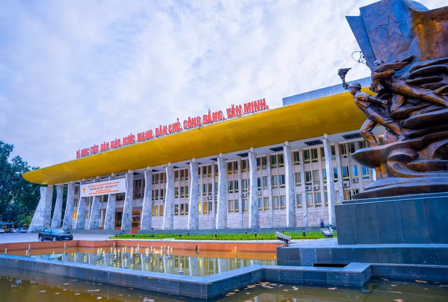 Cung Văn hóa hữu nghị Việt Xô được khởi công năm 1978 từ nguồn tài chính do Hội đồng Trung ương các Công đoàn Liên Xô trước đây trao tặng.