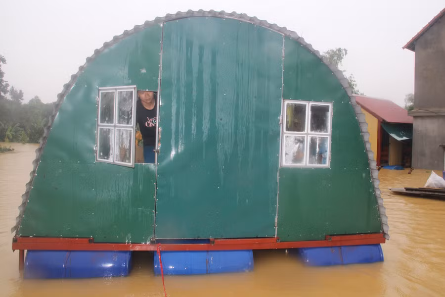 Người dân xã Điền Mỹ 'thích ứng linh hoạt' trong nhà phao mỗi lần nước lũ ngập. Ảnh: T.H