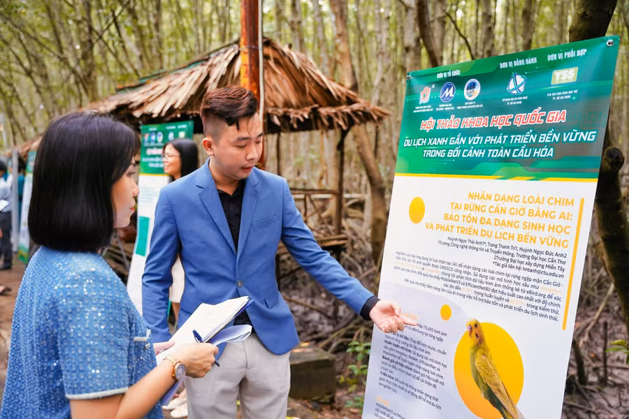 ThS Huỳnh Ngọc Thái Anh giới thiệu về ứng dụng nhận dạng chim quý hiếm bằng ứng dụng Al. Ảnh: NVCC