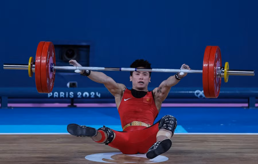 Đô cử Trịnh Văn Vinh không thành công trong 3 lần cử giật đầu tiên và sớm bị loại khỏi nội dung thi đấu hạng cân 61 kg nam cử tạ Olympic 2024. Ảnh: ITN.