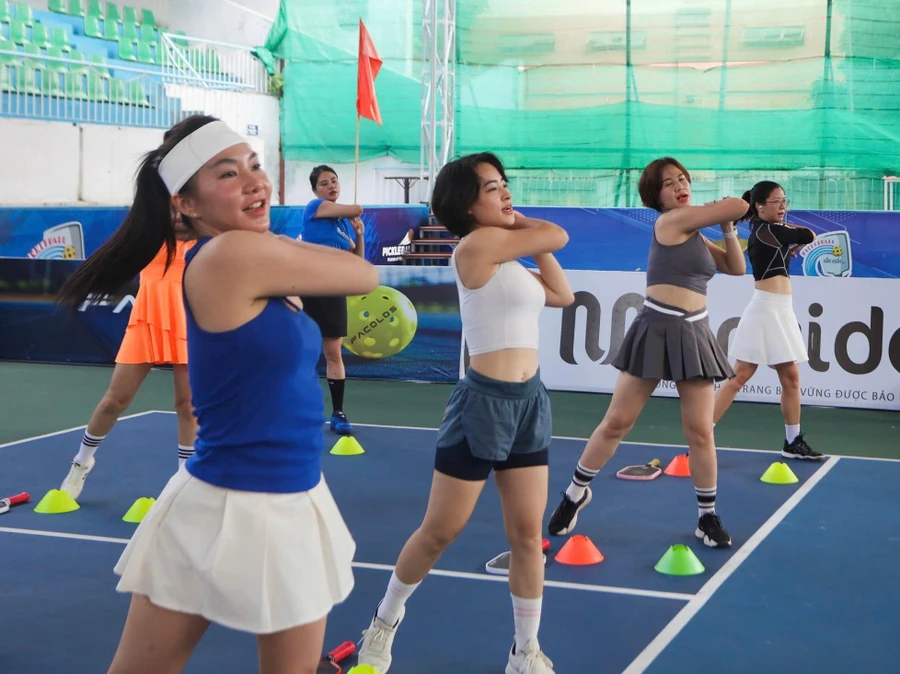 Chị Nguyễn Thuỳ Dương thường cùng bạn bè đến sân chơi pickleball vào mỗi cuối tuần. Ảnh: NVCC