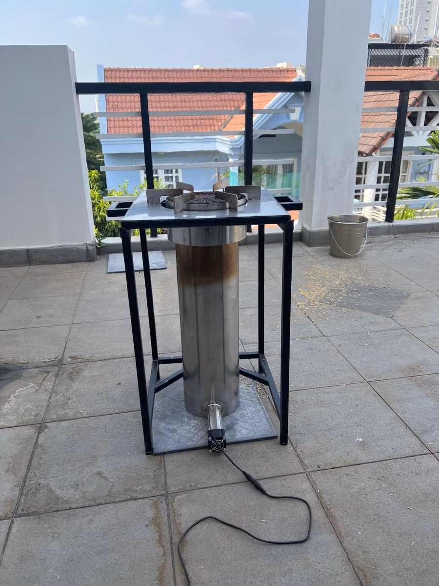 Thiết bị khí hóa phụ phẩm nông nghiệp thành than sinh học.