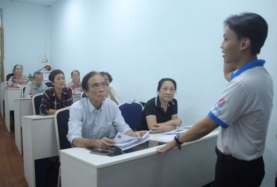 Các học viên chăm chú nghe giảng.