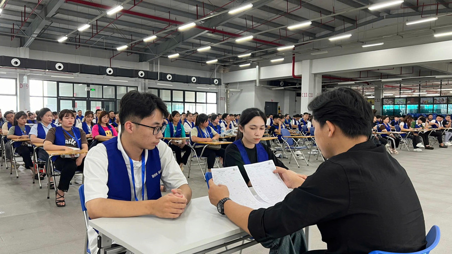 Người lao động mới được phỏng vấn, chia sẻ về cơ hội thăng tiến, học ngoại ngữ tại Tập đoàn Khoa học kỹ thuật Hồng Hải tại Bắc Giang.