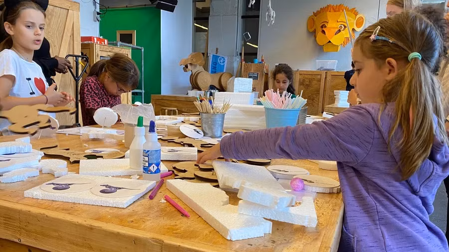 Việc bị kiểm soát điểm số thường xuyên bởi cha mẹ khiến trẻ em áp lực.