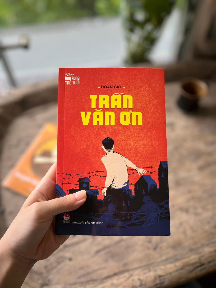 Cuốn sách 'Trần Văn Ơn' của nhà văn Đoàn Giỏi. Ảnh: NXB Kim Đồng ton vinh nhung anh hung tre tuoi (2).jpg