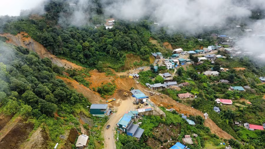 Các hộ dân ở bản Tà Xùa sinh sống xung quanh vùng sạt trượt đất đang phải đi ở nhờ nhà người thân.