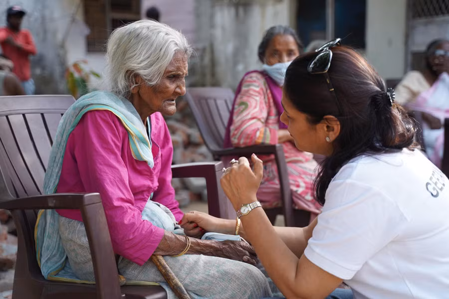 vi sao toc bac khi ve gia (1).jpeg