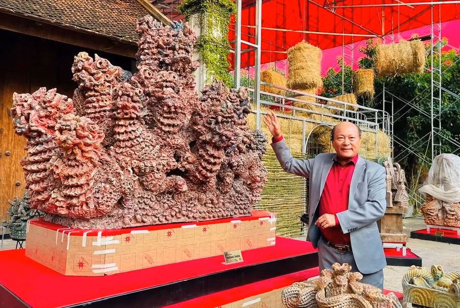 Họa sĩ Ngô Xuân Bính trình bày về tác phẩm chủ đạo trong triển lãm gốm 'Hiện linh'.