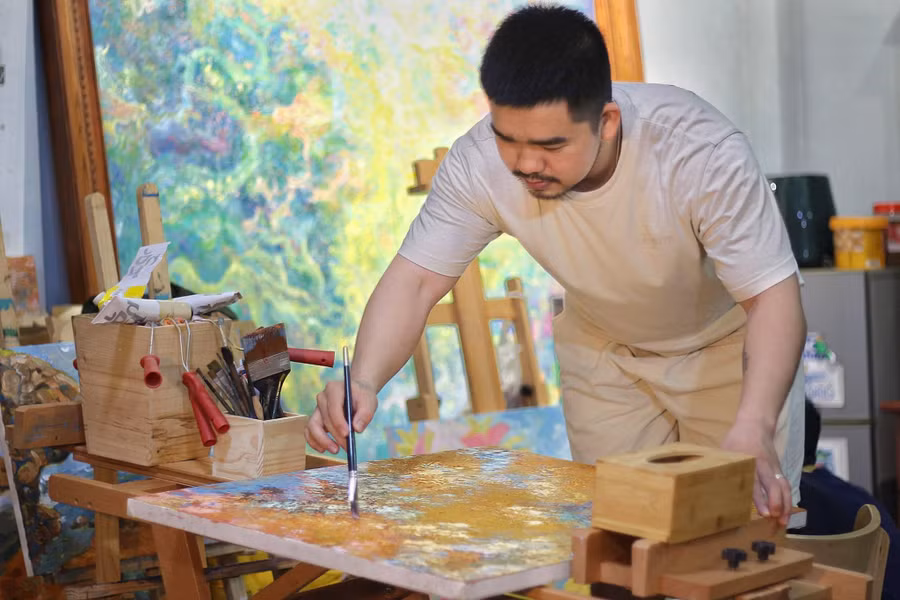 Họa sĩ Nguyễn Thanh Vũ mất đến 2 năm để hoàn thành bộ sưu tập linh thú.