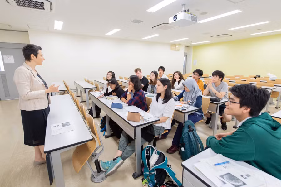 Sự suy giảm số lượng tiến sĩ phản ánh cơ chế làm việc chưa hấp dẫn tại Nhật Bản.