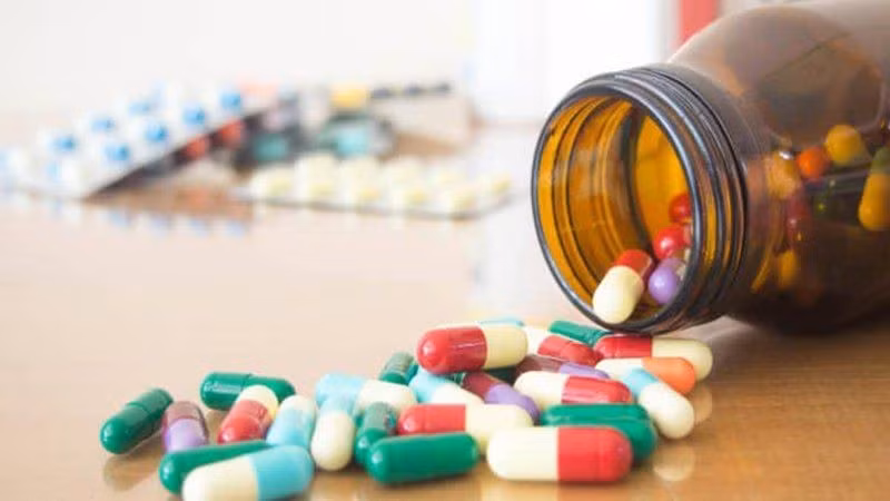 Vi khuẩn có thể chống chọi bằng cách mặc áo giáp và dùng bơm công suất lớn đẩy kháng sinh ra ngoài. Ảnh minh họa 