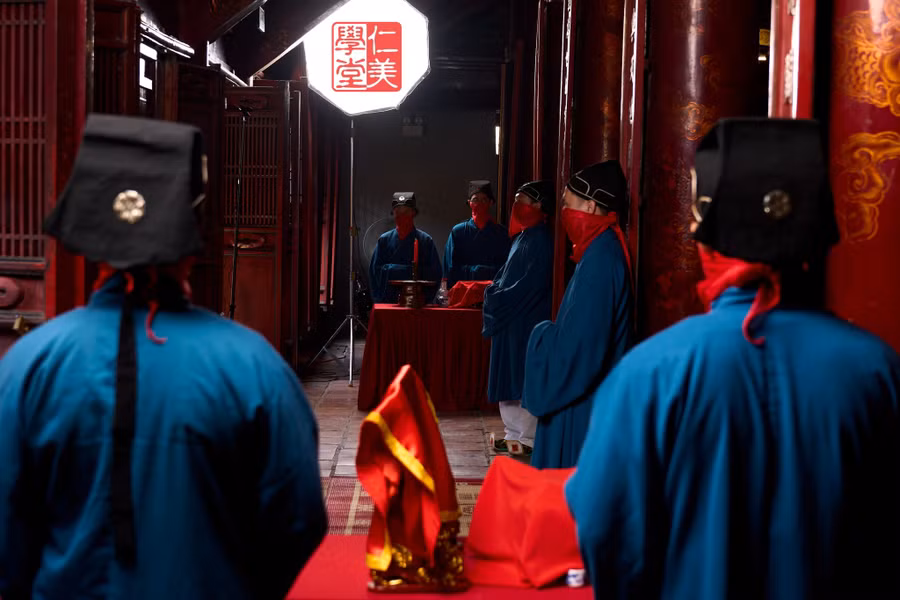 Tái hiện Lễ dâng hương tại Văn Miếu - Quốc Tử Giám theo nghi thức truyền thống.