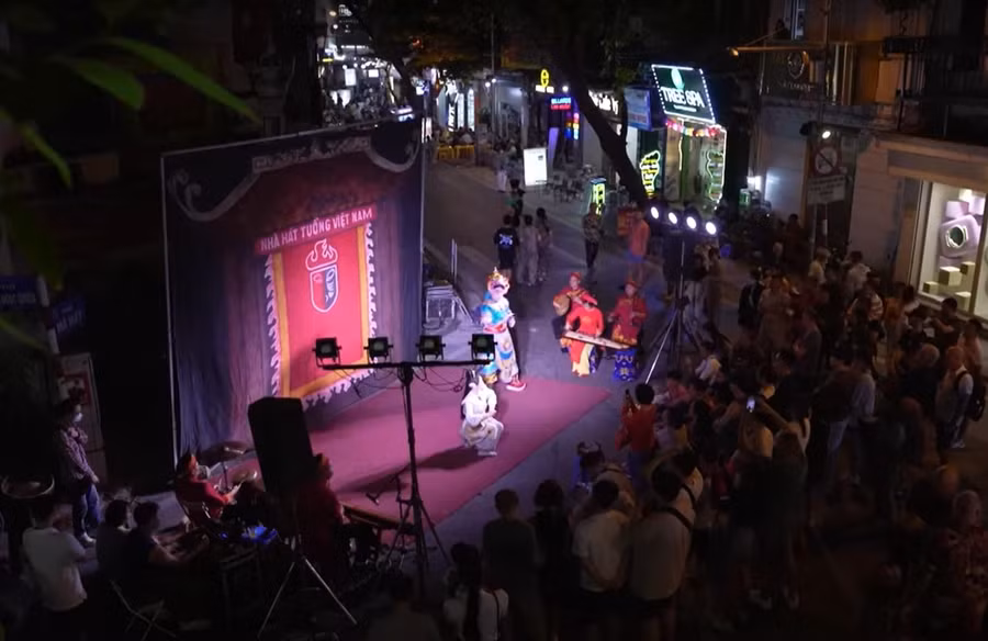 Các nghệ sĩ Nhà hát Tuồng Việt Nam biểu diễn miễn phí tại ngã tư Lương Ngọc Quyến - Mã Mây vào các tối cuối tuần.