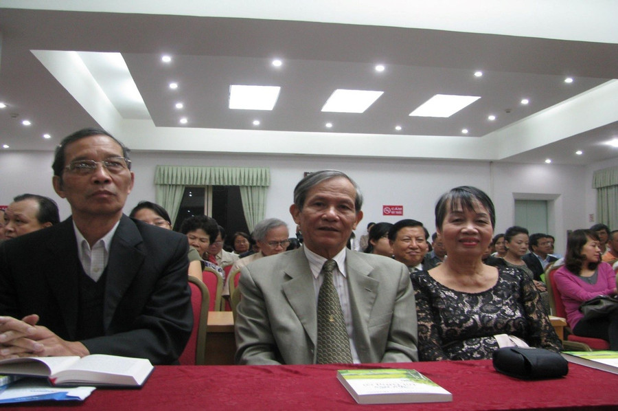 Bức hình kỷ niệm thầy Dư Ba và cô Nghiêm Thị Nhiệm lúc sinh thời dự ra mắt tập thơ 'Một thời tôi từng có' của học sinh cũ - nhà thơ Nguyễn Huy Hoàng tại Hà Nội (bên trái là nhà thơ Bằng Việt). Ảnh: NVCC
