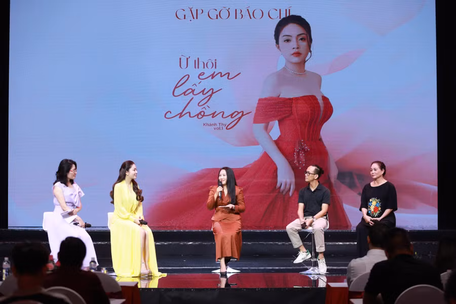 Ca sĩ Khánh Thy và ê-kíp chia sẻ về MV & album 'Ừ thôi em lấy chồng'.