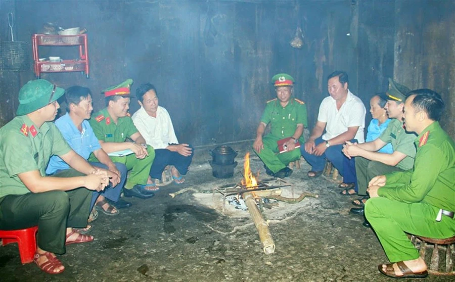 Công an tỉnh Nghệ An trao đổi với người có uy tín trên địa bàn thực hiện Đề án 'Xã biên giới sạch về ma túy'. 