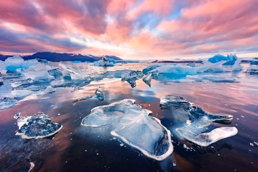 Thời tiết nóng lên khiến băng ở Bắc Cực tan nhanh. Ảnh: Earth