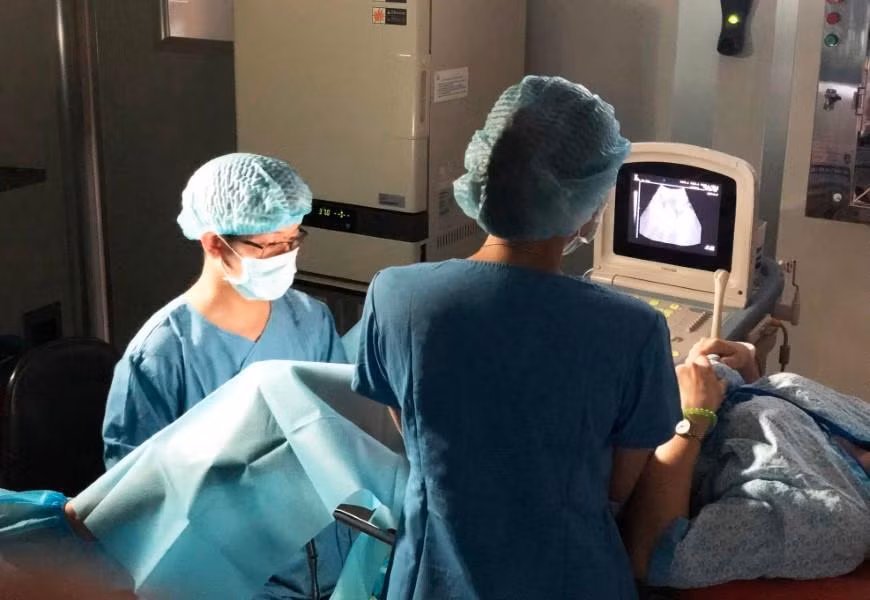 BS Hồ Ngọc Anh Vũ thực hiện thủ thuật chuyển phôi cho bệnh nhân. Ảnh: BVCC