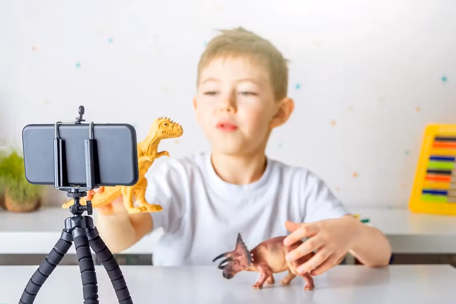 Sự hồn nhiên của đứa trẻ khi chơi đùa có thể bị biến thành công cụ quảng cáo. Ảnh minh họa: Getty Images