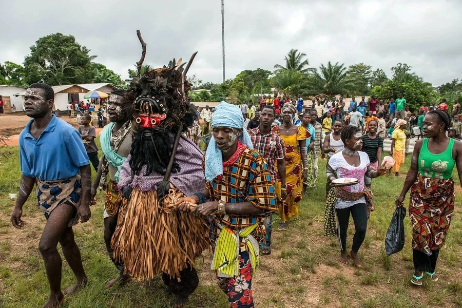 Cư dân Liberia nô nức theo chân ông già Bayka. Ảnh: Npr.org