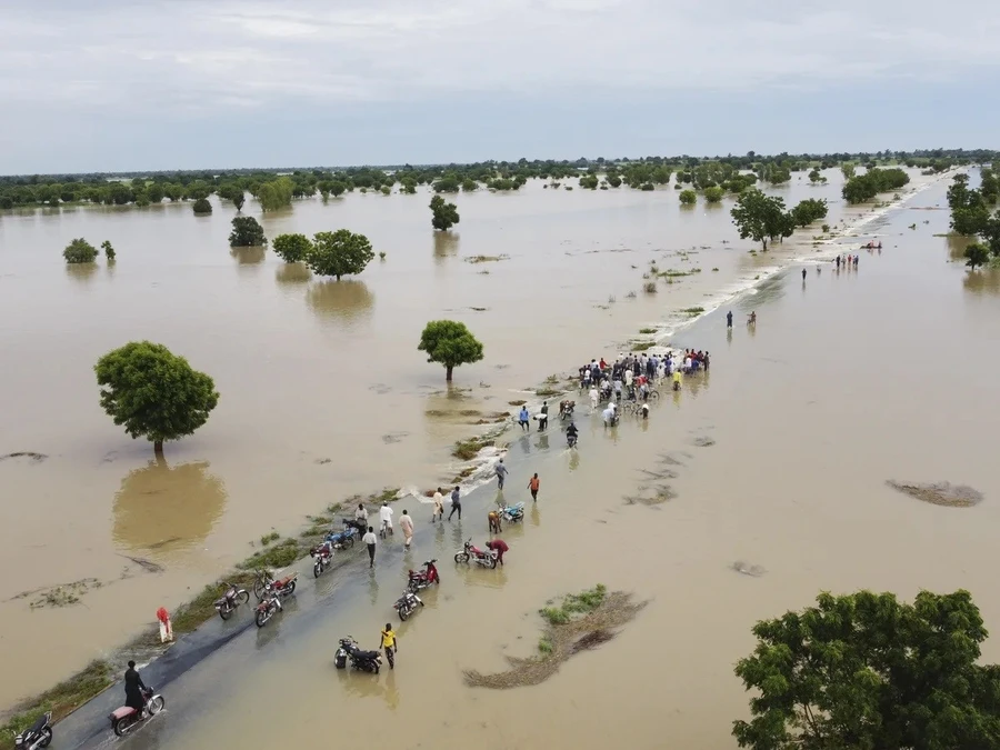 Mưa lũ lớn khiến các tuyến đường tại Nigeria chìm trong biển nước.