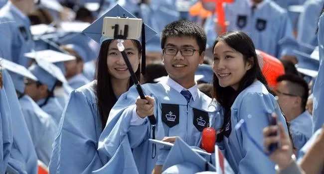 Du học sinh Trung Quốc gặp khó khăn khi tìm việc làm tại quê hương.