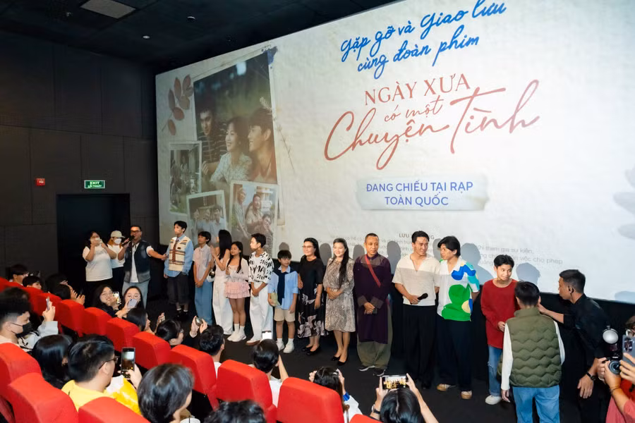 Ê-kíp phim 'Ngày xưa có một chuyện tình' giao lưu với khán giả TPHCM. Ảnh: NSX.