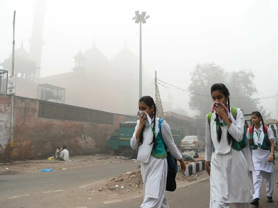 Đường phố Lahore, Pakistan chìm trong khói bụi.