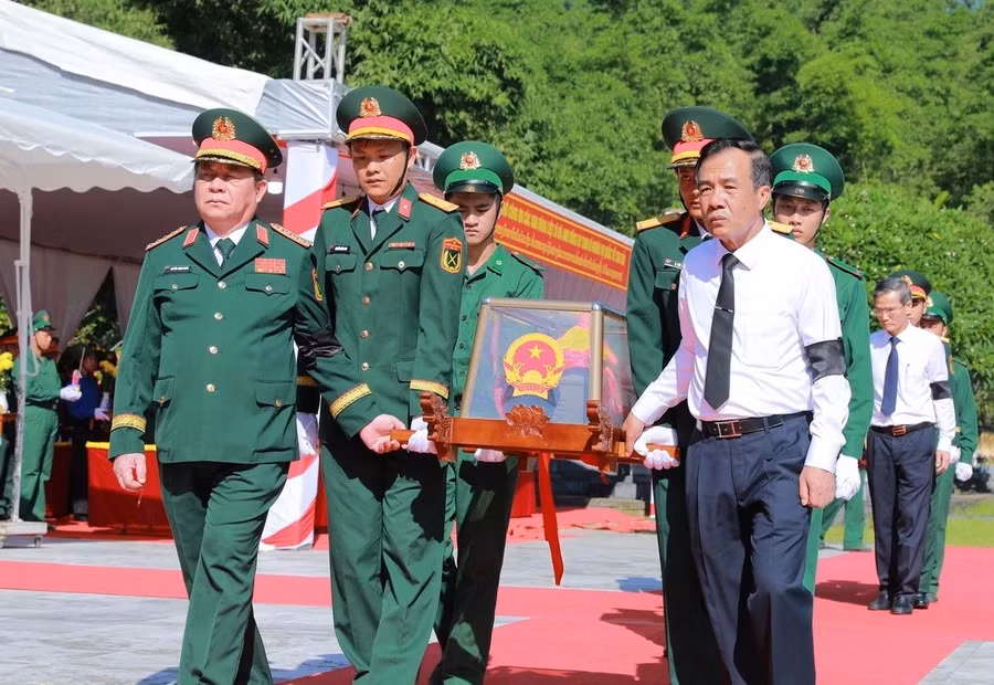 Đại tướng Nguyễn Trọng Nghĩa (trái) và Bí thư Tỉnh ủy Thanh Hóa Lê Đức Thái (phải) đưa hài cốt liệt sĩ đến nơi an nghỉ tại Nghĩa trang Liệt sĩ Quốc tế Đồng Tâm. Ảnh: Minh Hiếu.