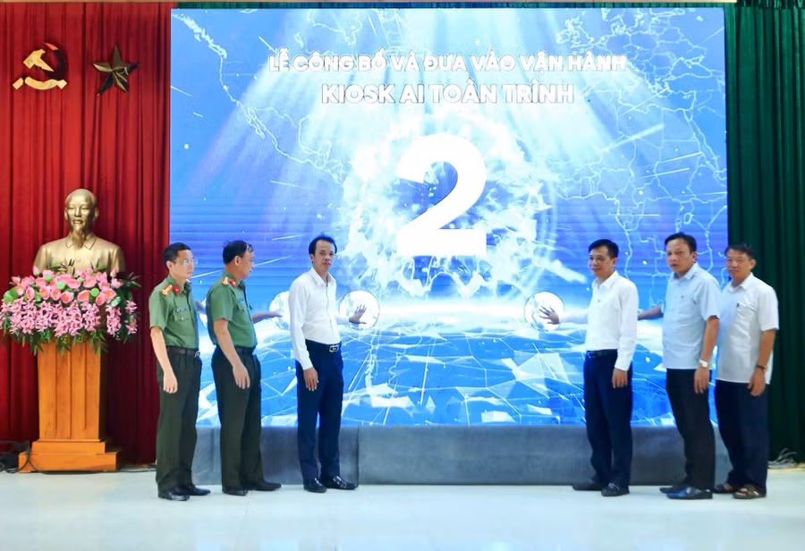Đại biểu thực hiện nghi thức công bố, đưa vào vận hành hệ thống Kiosk AI toàn trình tại xã Đồng Tiến (Thanh Hóa).