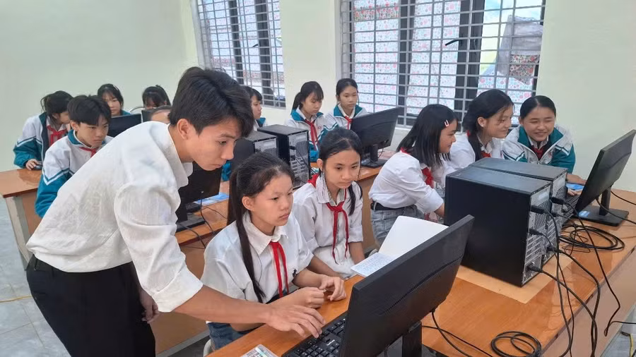 Giờ học Tin học ở Trường TH&THCS Sơn Điện (Thanh Hóa).