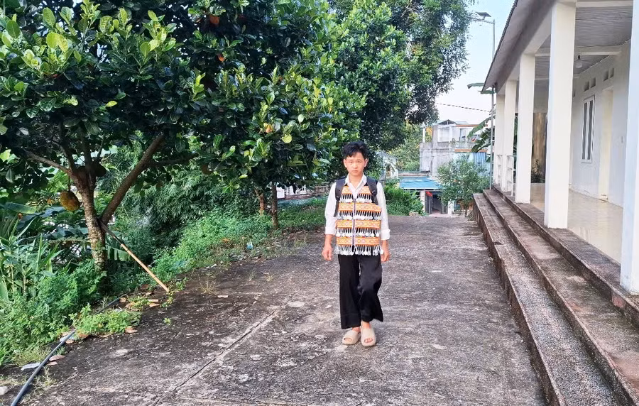 Sau giờ học, Sùng A Ghư tự đi bộ về Hạt Kiểm lâm Mường Lát. 
