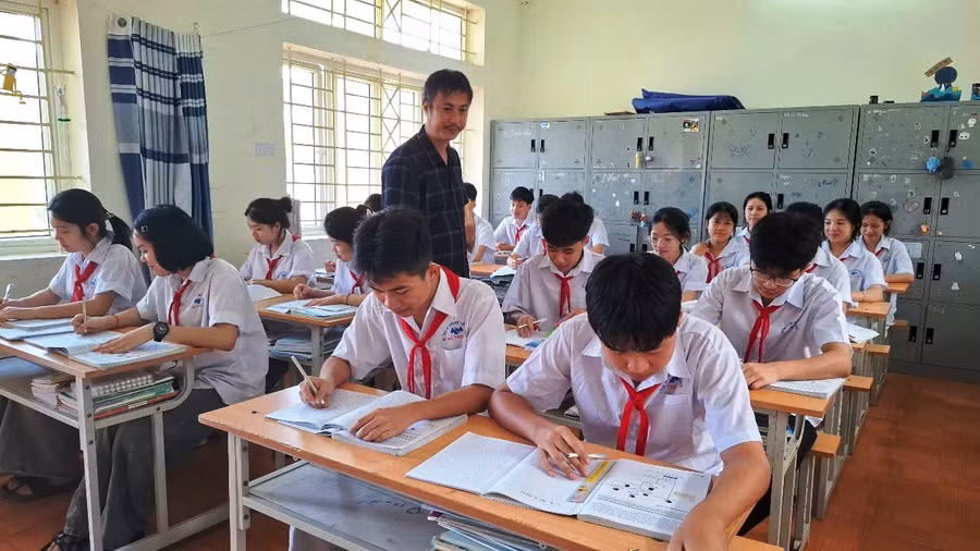 Học sinh Trường PTDTNT-THCS Bá Thước ôn thi vào lớp 10.