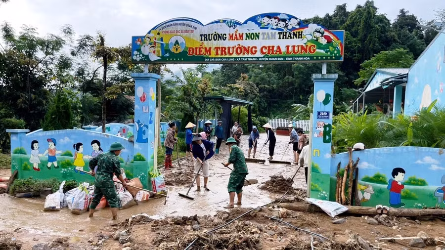 Lực lượng Quân đội giúp nhà trường khắc phục hậu quả lũ lụt ở xã Tam Thanh.