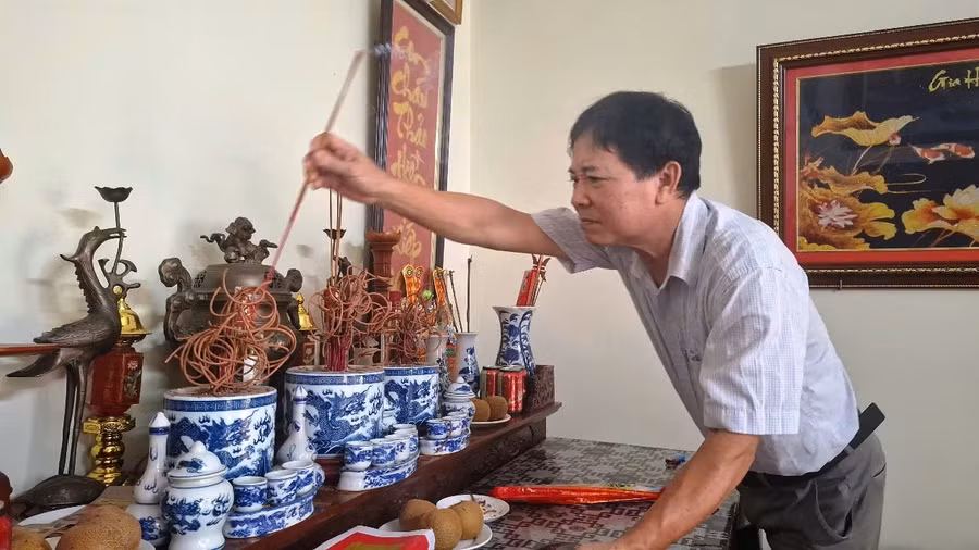 Ông Lê Viết Bằng dâng hương lên bàn thờ cha - liệt sĩ Lê Viết Hiển.